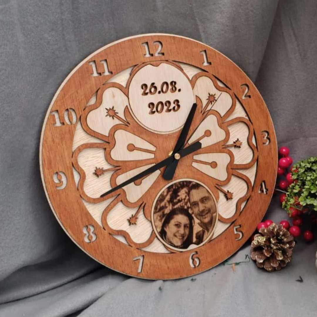 Ceas personalizat din lemn cu poză și text gravat – cadou unicat realizat manual