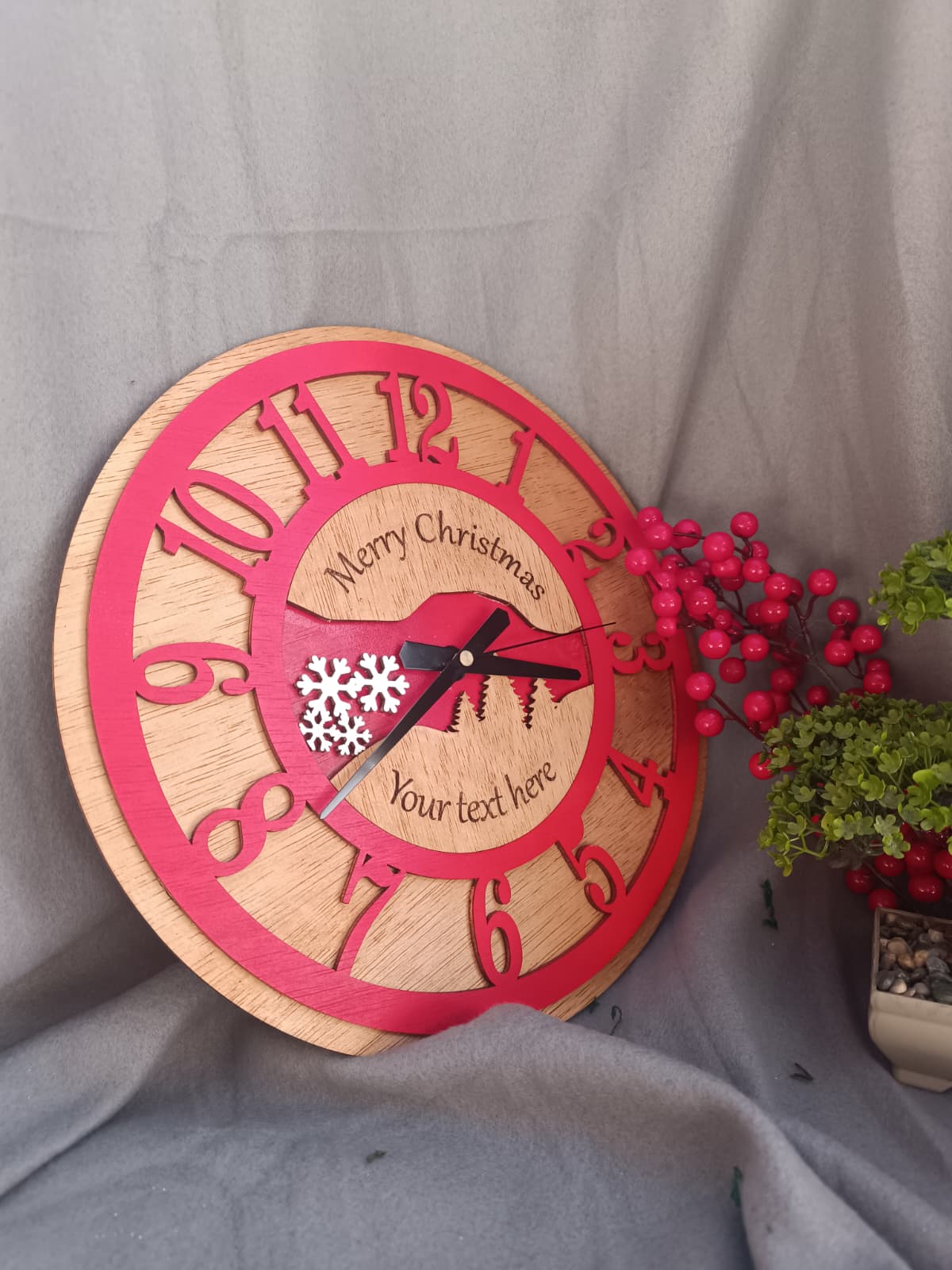 Ceas decorativ de Crăciun din lemn – personalizat prin gravură laser