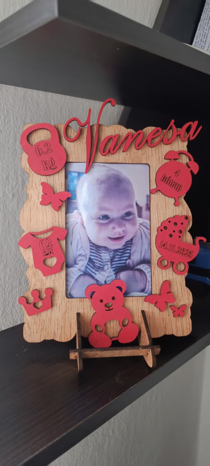 Ramă foto personalizată din lemn pentru bebeluși – cadou unic de naștere sau botez