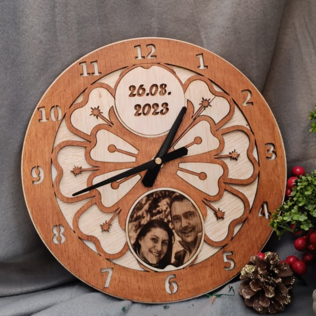 Ceas personalizat din lemn cu poză și text gravat – cadou unicat realizat manual