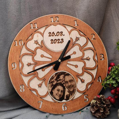 Ceas personalizat din lemn cu poză și text gravat – cadou unicat realizat manual