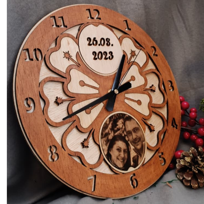 Ceas personalizat din lemn cu poză și text gravat – cadou unicat realizat manual
