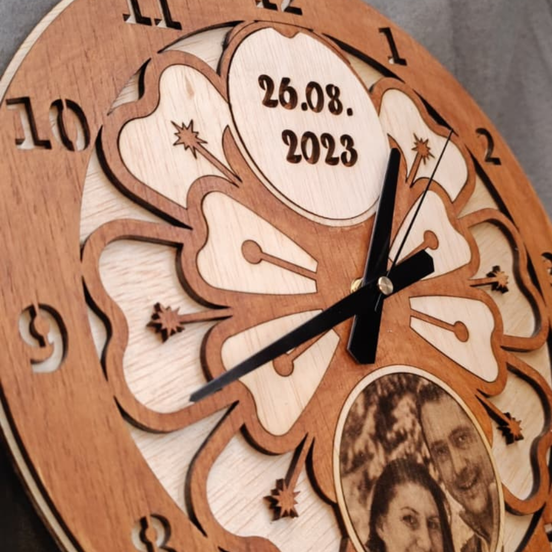Ceas personalizat din lemn cu poză și text gravat – cadou unicat realizat manual