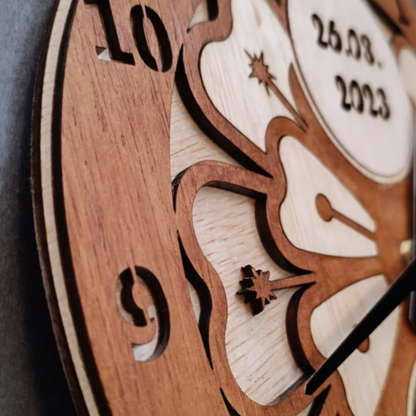 Ceas personalizat din lemn cu poză și text gravat – cadou unicat realizat manual