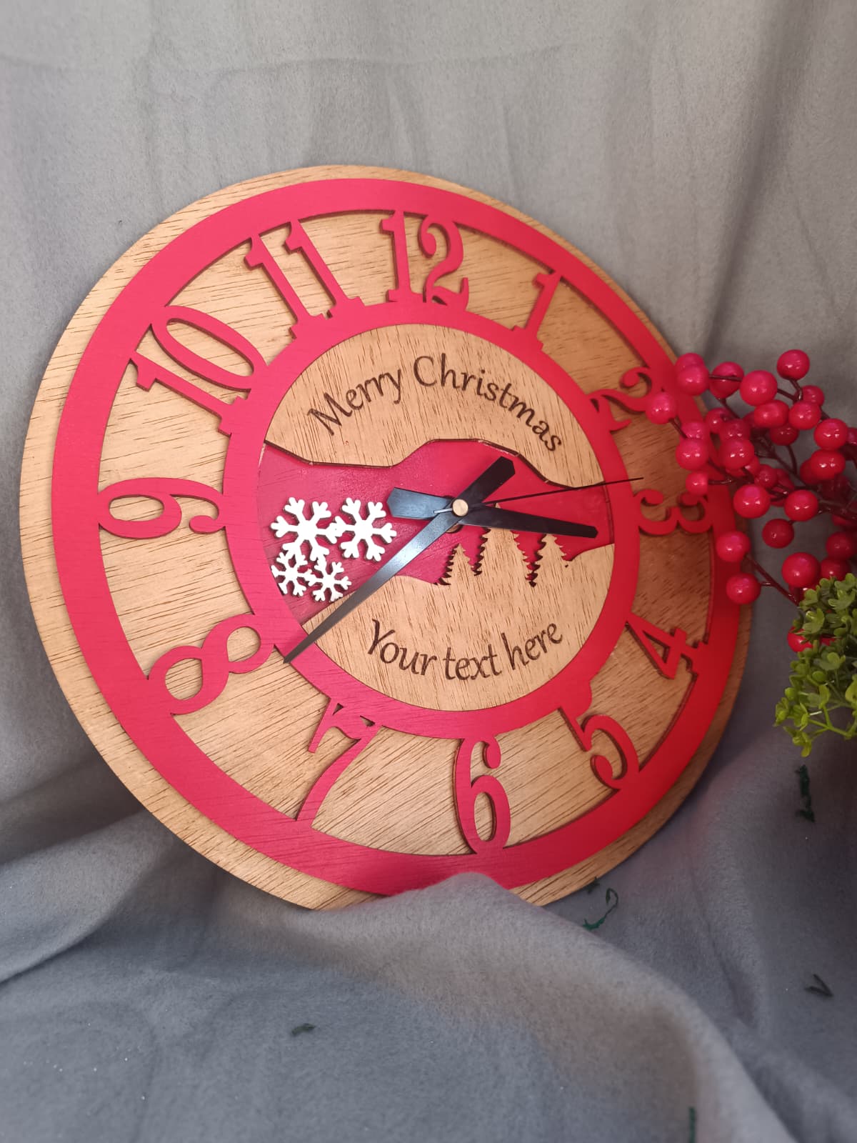 Ceas decorativ de Crăciun din lemn – personalizat prin gravură laser