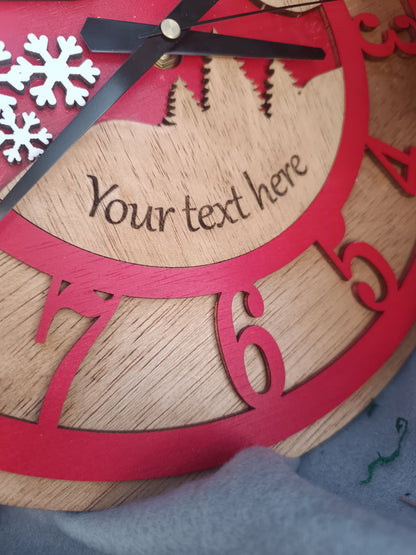 Ceas decorativ de Crăciun din lemn – personalizat prin gravură laser