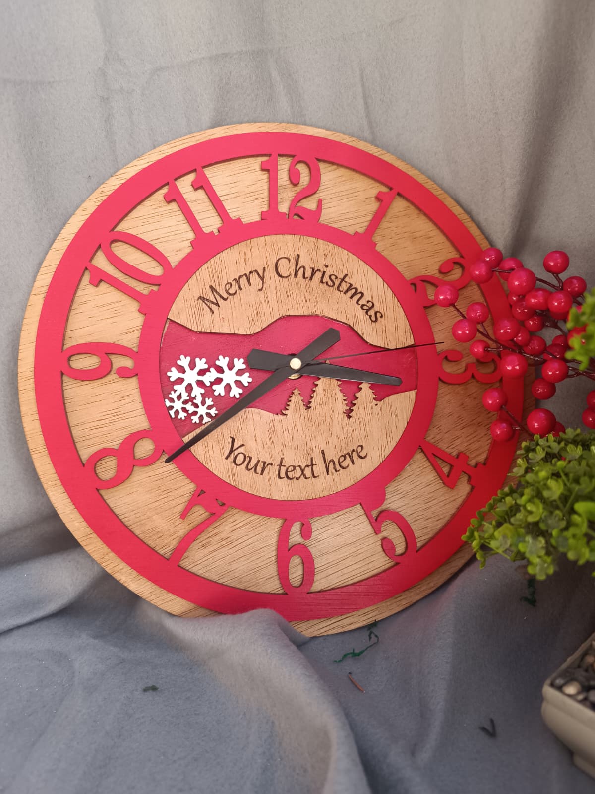 Ceas decorativ de Crăciun din lemn – personalizat prin gravură laser