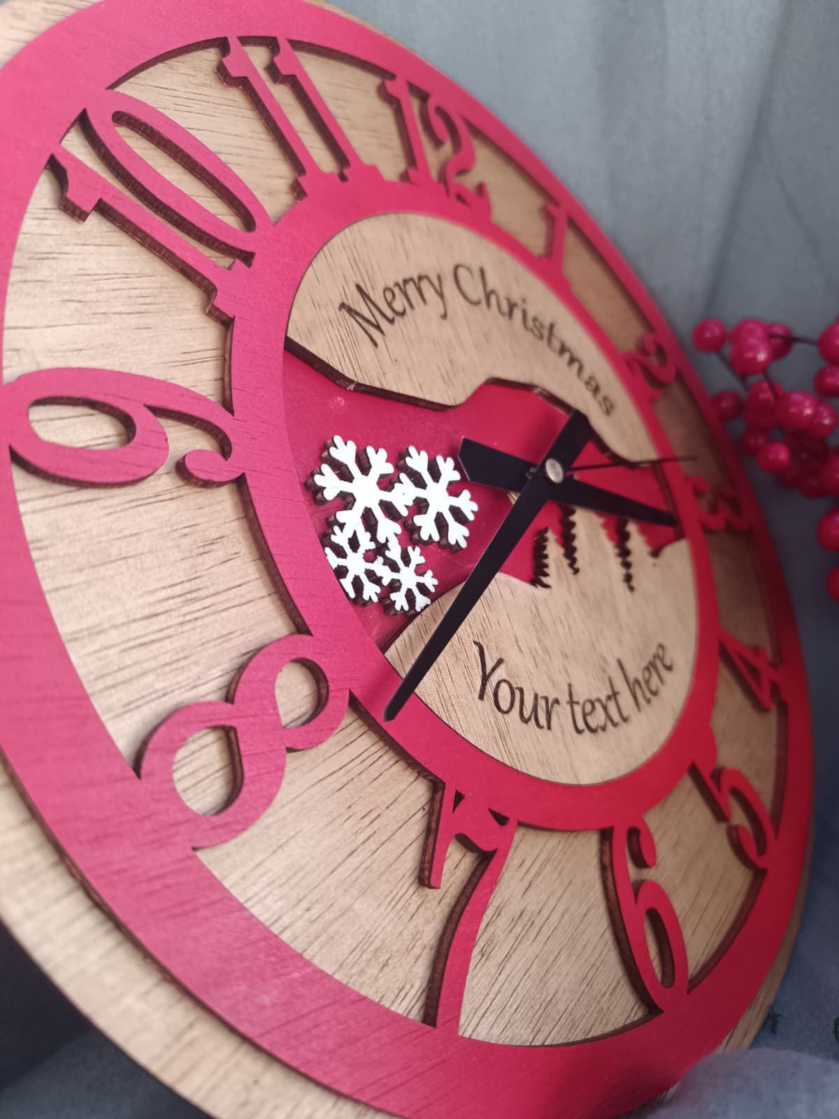 Ceas decorativ de Crăciun din lemn – personalizat prin gravură laser