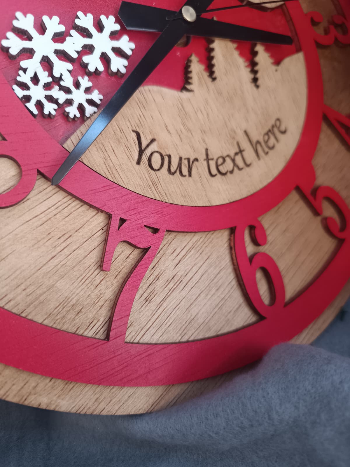 Ceas decorativ de Crăciun din lemn – personalizat prin gravură laser