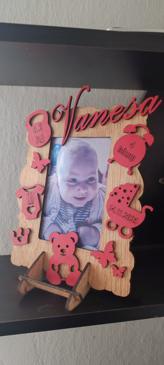 Ramă foto personalizată din lemn pentru bebeluși – cadou unic de naștere sau botez