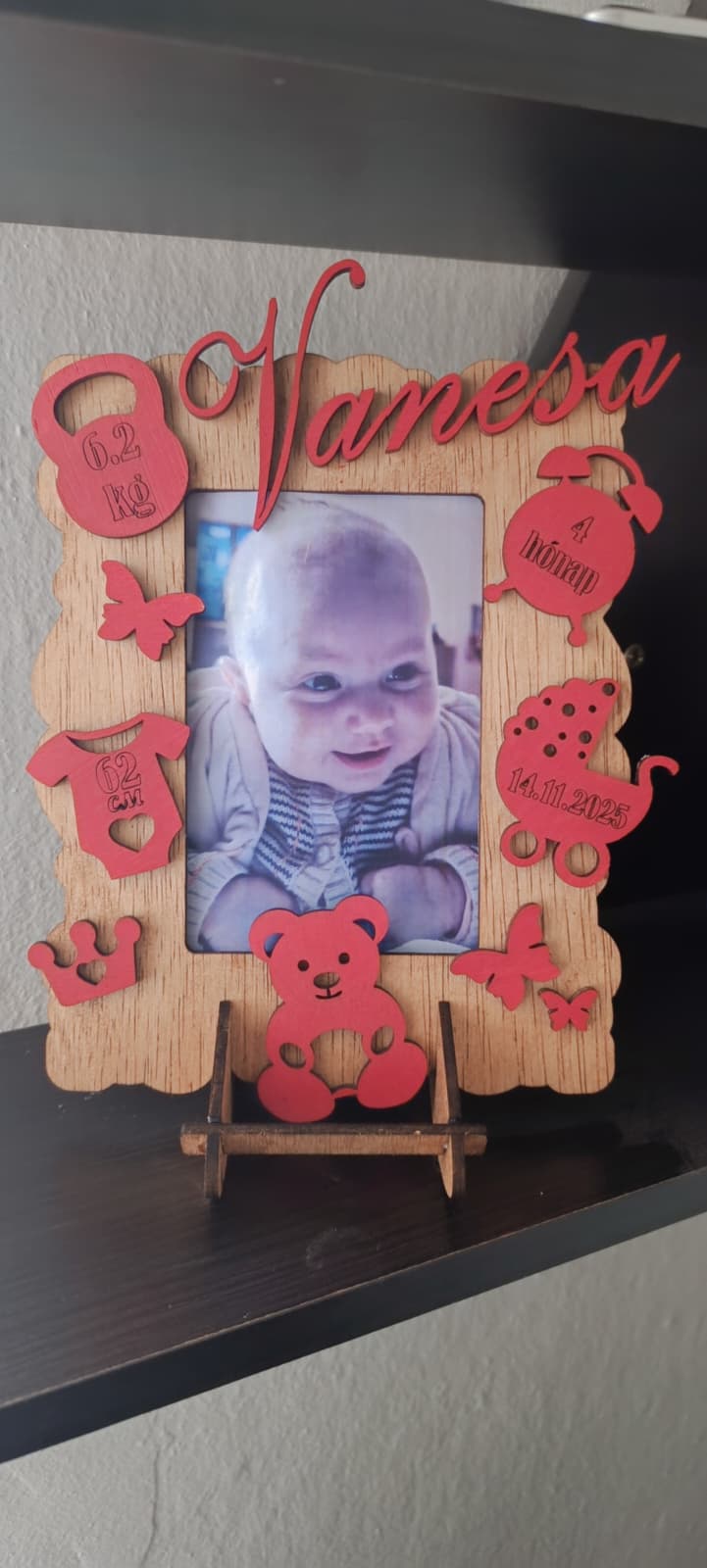 Ramă foto personalizată din lemn pentru bebeluși – cadou unic de naștere sau botez