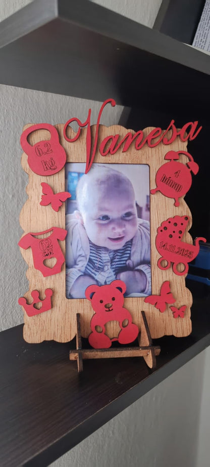 Ramă foto personalizată din lemn pentru bebeluși – cadou unic de naștere sau botez